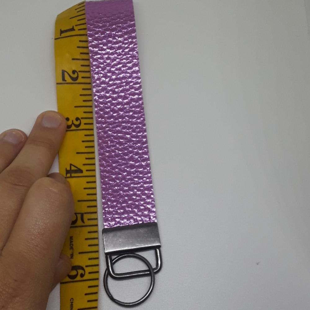 Pink wristlet keychain - Picture 4 of 5
